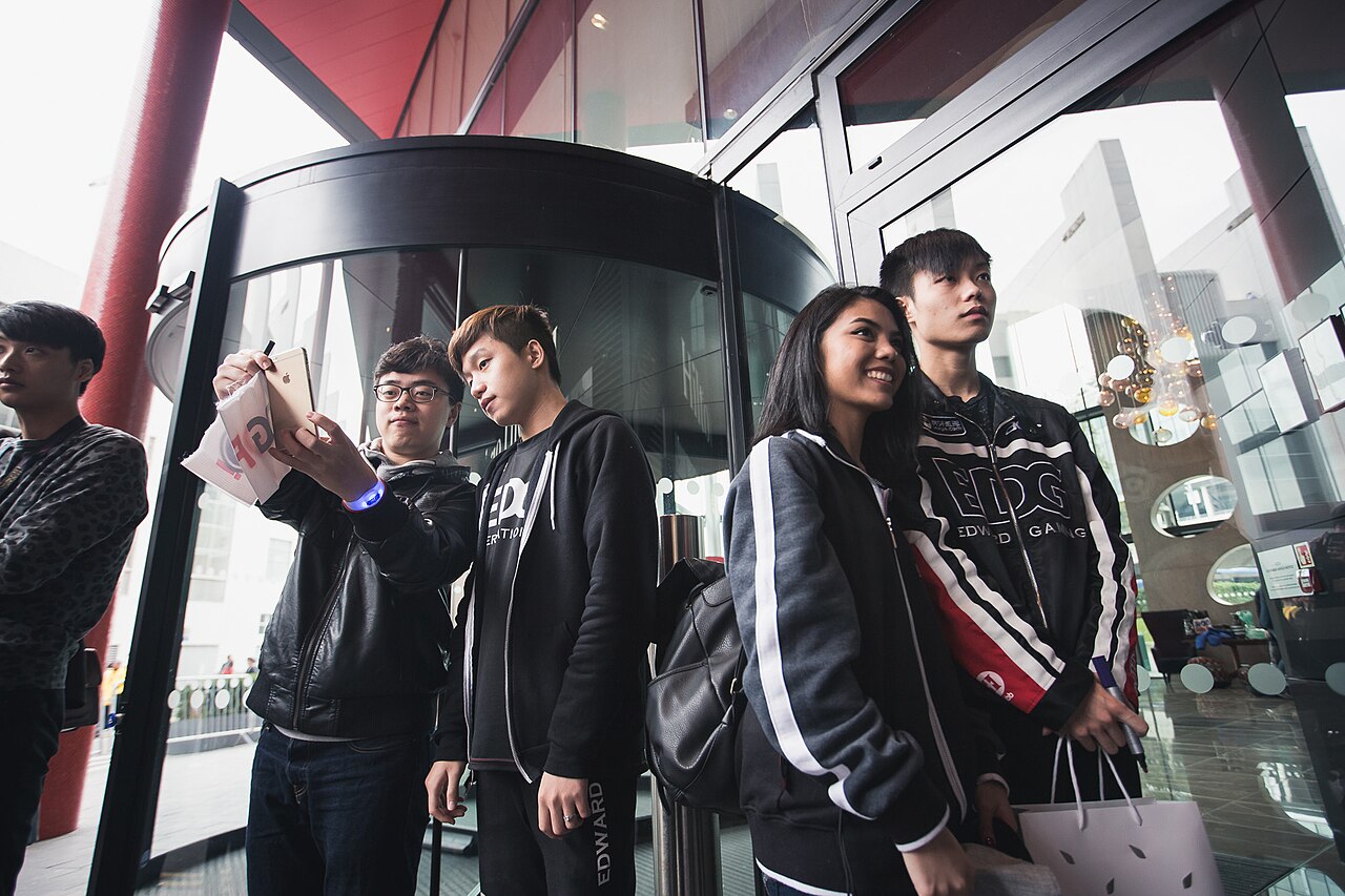 电竞转播的镜头难题:如何在没有球的世界里制造叙事